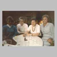 080-2012 1. Treffen am 8. Mai 1986 in Heiligenhaus. Das war auch der Gespraechsstoff dieser Damen. Von links Christel, Ruth, Brunhild und Lilli.JPG